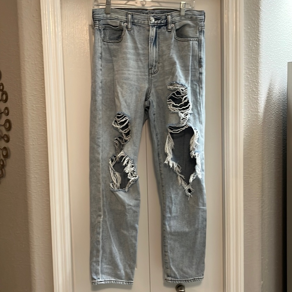 American Eagle Ripped Mom Jean - size 6
